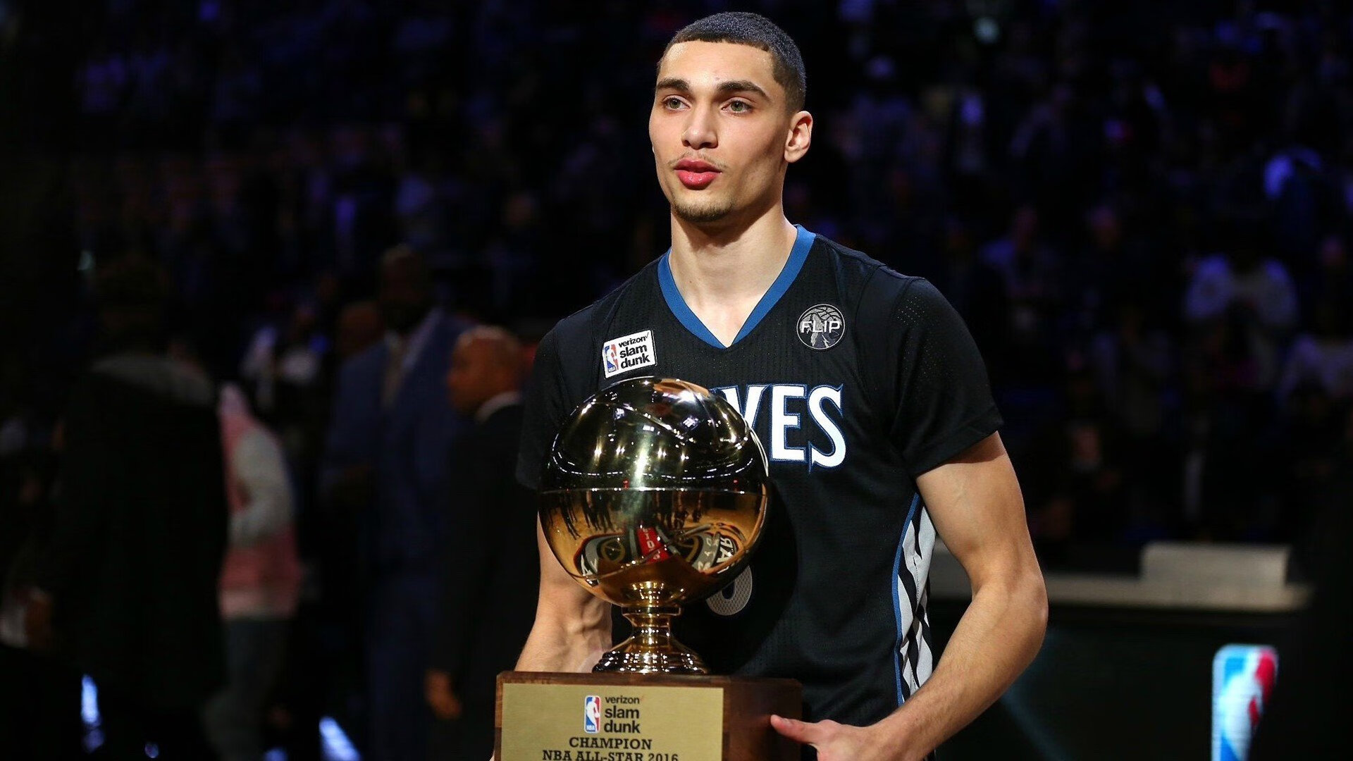 绿茵场上的鏖战与乒坛纪录的刷新，体育精神的平行交响